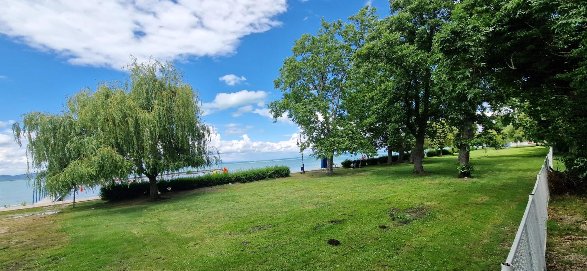 Aranypart Szallo-Koezoessegi Szallashely Siófok Exterior foto